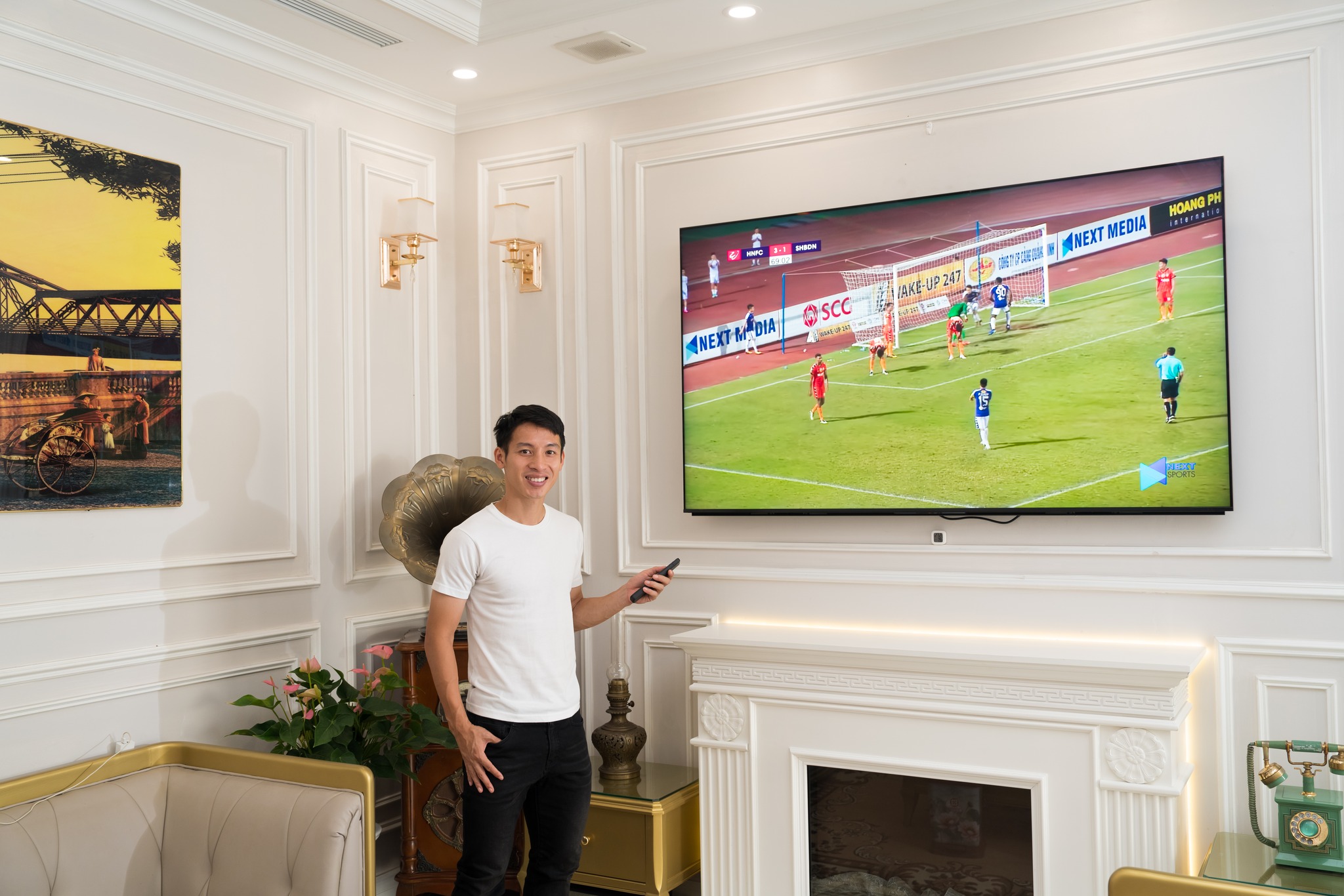 Đỗ Hùng Dũng – Đội trưởng Tuyển Quốc gia Việt Nam chọn mua TV nào để xem World Cup?